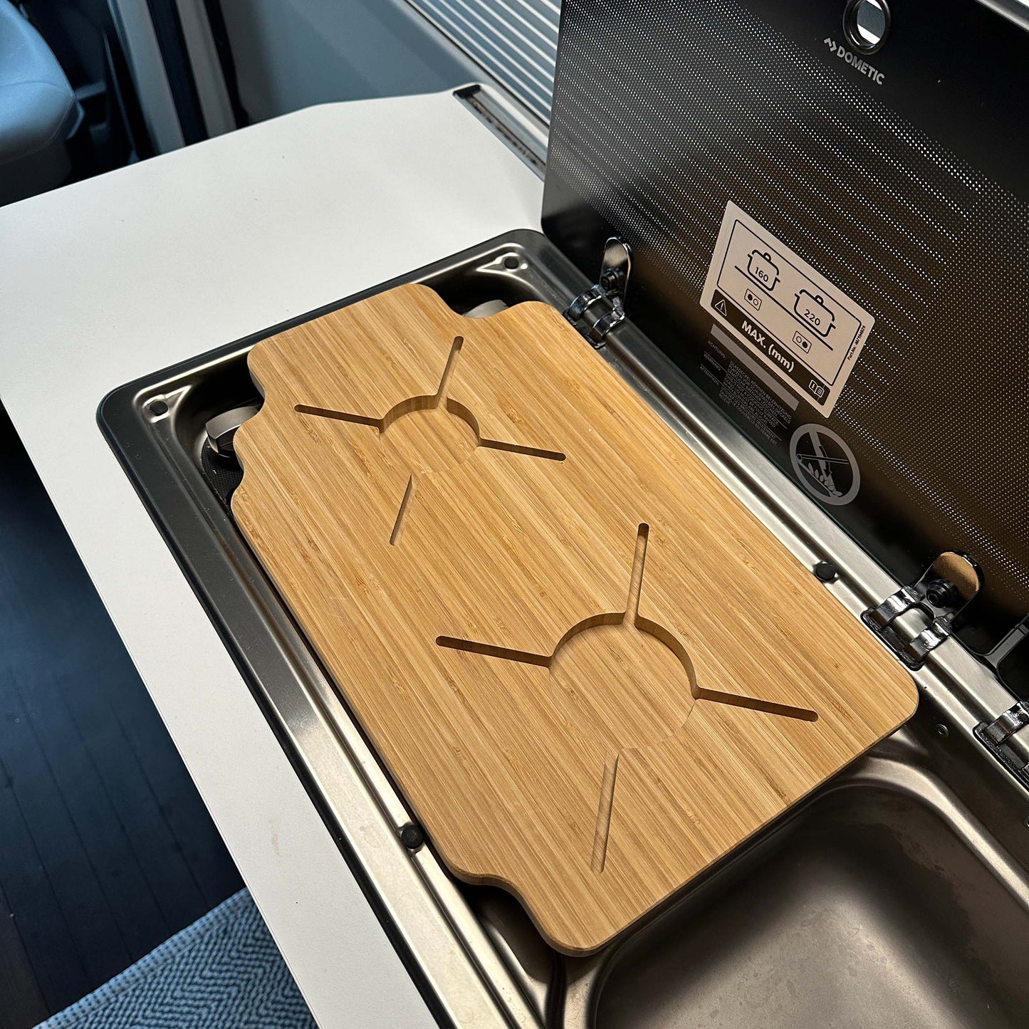 Schneidebrett und Herdabdeckung für das Gaskochfeld des VW Grand California