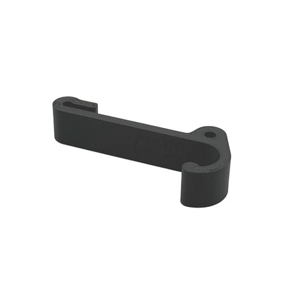 Ein robuster Multifunktionshaken in anthrazit, eingehängt an einem Schrank im VW Grand California. Am unteren Haken hängt eine Jacke, während durch die kleine Öse auf der Rückseite eine Schnur gezogen ist, an der ein Bluetooth-Lautsprecher befestigt wurde. Der Haken fügt sich unauffällig ins Fahrzeugdesign ein und bleibt sowohl bei geöffnetem als auch geschlossenem Schrank nutzbar. Perfekt für mehr Ordnung im Camper!