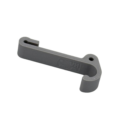 Ein robuster Multifunktionshaken in grau, eingehängt an einem Schrank im VW Grand California. Am unteren Haken hängt eine Jacke, während durch die kleine Öse auf der Rückseite eine Schnur gezogen ist, an der ein Bluetooth-Lautsprecher befestigt wurde. Der Haken fügt sich unauffällig ins Fahrzeugdesign ein und bleibt sowohl bei geöffnetem als auch geschlossenem Schrank nutzbar. Perfekt für mehr Ordnung im Camper!