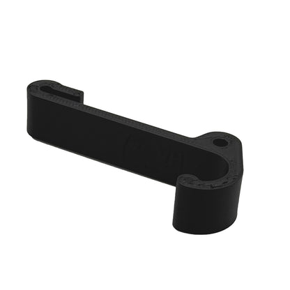 Ein robuster Multifunktionshaken in schwarz, eingehängt an einem Schrank im VW Grand California. Am unteren Haken hängt eine Jacke, während durch die kleine Öse auf der Rückseite eine Schnur gezogen ist, an der ein Bluetooth-Lautsprecher befestigt wurde. Der Haken fügt sich unauffällig ins Fahrzeugdesign ein und bleibt sowohl bei geöffnetem als auch geschlossenem Schrank nutzbar. Perfekt für mehr Ordnung im Camper!