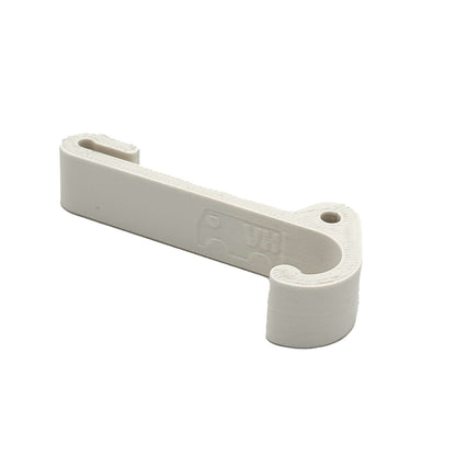 Ein robuster Multifunktionshaken in weiß, eingehängt an einem Schrank im VW Grand California. Am unteren Haken hängt eine Jacke, während durch die kleine Öse auf der Rückseite eine Schnur gezogen ist, an der ein Bluetooth-Lautsprecher befestigt wurde. Der Haken fügt sich unauffällig ins Fahrzeugdesign ein und bleibt sowohl bei geöffnetem als auch geschlossenem Schrank nutzbar. Perfekt für mehr Ordnung im Camper!