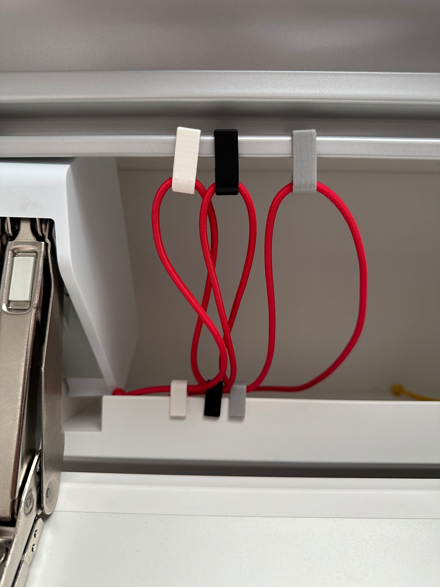 Ablage und Spannnetz für das obere Staufach des VW Grand California