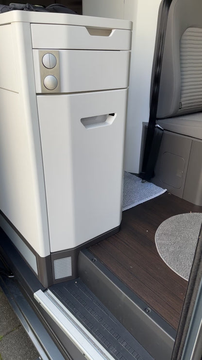 Flaschenhalter im Kühlschrank des Grand California