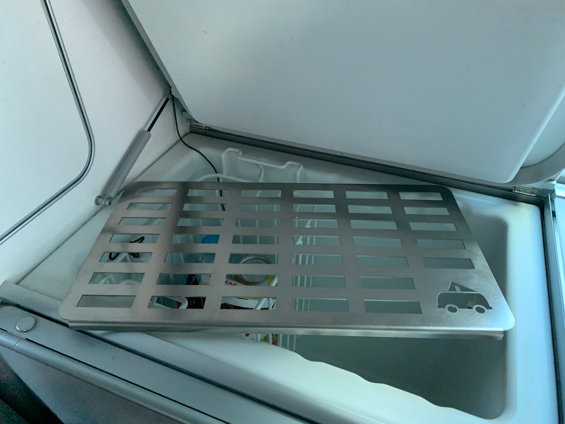 Abtropfgitter Kühlschrank VW California aus Edelstahl mit Logo VW California Zubehör - VANhackers
